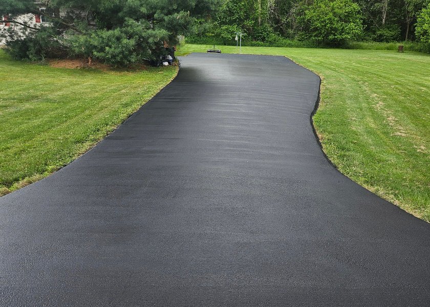 smooth blacktop driveway after sealcoating